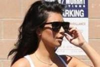 كيم كارداشيان تضج جمالاً بإطلالة عصرية في لوس أنجلوس