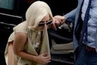 بالصور.. مرافق ليدي غاغا ينقذها من السقوط!