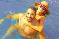 رامي عياش وزوجته في حوض السباحة!