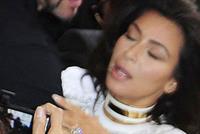 بالصور: صحافي يسقط كيم كارداشيان أرضا