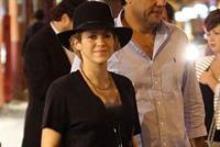 شاكيرا تقوم بجولة تسوق في باريس