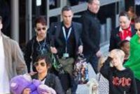 براد بيت أغنى رجل بالعالم! 