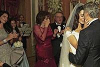 والدة أمل علم الدين تبكي.. وصورة جديدة مسرّبة من الزفاف