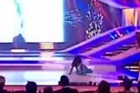 بالفيديو.. ملكة جمال لبنان السابقة تسقط أرضًا