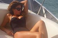 إليسار تودّع الصيف بإطلالة صيفية على البحر