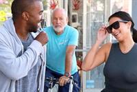 كيم كارداشيان تخرج بدون حمالة صدر