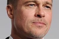 براد بيت يعترف: المسدس لا يفارقني!