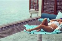 نانسي افيوني تتابع رحلتها الرومانسية واطلالة صيفية بـ