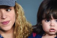 شاكيرا الحامل مع ابنها مجددا في الملعب لدعم بيكيه 