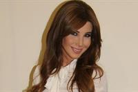 بالصور- نانسي عجرم تخطف الأنظار بشورت جلدي