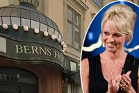 رجل عارٍ حاول حرق غرفة باميلا آندرسون