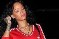 ريهانا تحمل زجاجة نبيذ في الطريق