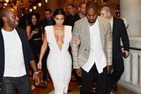 كيم كارداشيان تحتفل بعيد ميلادها الـ34 بفستان جريء..بالصور