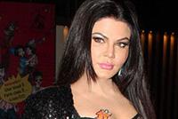 شبيهة هيفاء وهبي الهندية تضرب عن الطعام