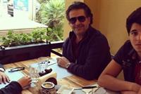 بالصورة : راغب علامة على الغداء مع ولديه لؤي وخالد