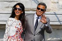 هذا هو الطفل الاول لكلوني وعلم الدين.. 