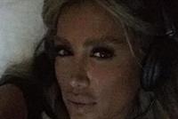 مايا دياب في سيلفي على السرير