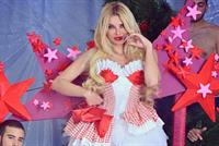 بالصور.. ميريام كلينك بملابس ميلادية مثيرة