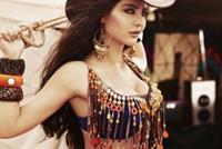 بالصور: قمر تتألق بالأسود المثير