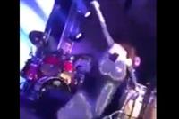 بالفيديو.. سقوط إليسا على المسرح ليلة رأس السنة