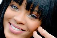 بالصورة ريهانا عارية الصدر ووشم باللغة العربية جنب ثديها