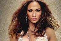 بالصور.. جينيفير لوبيز بفستان شفاف يبرز جاذبيتها