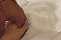 بالصورة.. زوج ميريام فارس إلى جانبها في المستشفى