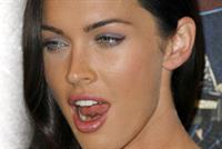 بالصور ميغان فوكس تستعرض جسدها على الشاطئ