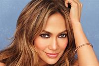 بالفيديو.. جولة في خزانة جنيفر لوبيز الضخمة