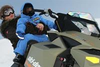 قمر تلهو مع ابنها على الثلوج