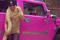 بالصورة ميريام كلينيك تحمل افعى عملاقة على كتفها