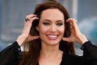 بالفيديو: أنجلينا جولي تبكي في العراق