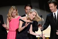 بالصورة-ناعومي واتس تتعثر بفستان إيما ستونس على المسرح