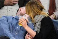 بالصور: كاميرون دياز تتبادل القبل مع زوجها في ملعب كرة السلّة