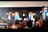 وصيفة ملكة الجمال تشدها من شعرها وتنتزع منها التاج