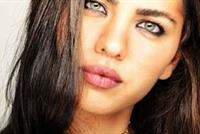 بالصور: لبنانية تنافس أنجلينا جولي بجمالها!