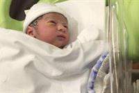 طارق كرم يرزق بمولود