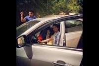 لاميتا فرنجية تبهر عشاقها داخل سيارة جديدة