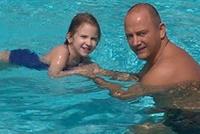 صورة زوج نانسي عجرم وابنتها في حوض السباحة