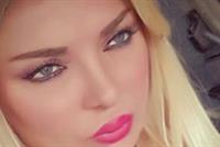 بالصورة الحر الشديد يدفع ميريام كلينك لزيارة البحر بالبكيني