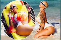 آمبر روز تُدخن الأركيلة على البحر