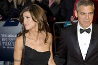 كلوني في سرير سيندي كروفورد