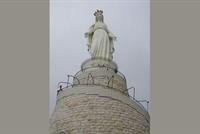 نجوم لبنان بجميع طوائفهم يحيون رتبة الغسل في حريصا