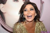  إليسا تبعد معجبة بطريقة قاسية وترفض إلتقاط صورة معها.. بالفيديو