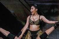 نيكي ميناج تطل شبه عارية في حفلها