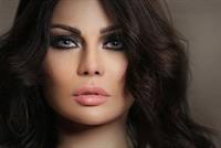 بالصورة - هيفاء وهبي تلفت الأنظار في بنطال ممزق بالكامل من فوق