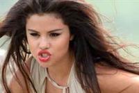 بالصور: سيلينا غوميزتستمتع برحلتها بالبيكيني الأسود