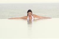 بالصورة - سيرين عبد النور تشعل جمهورها في حوض السباحة