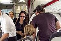  أنجلينا جولي وبراد بيت في الطائرة بالدرجة الإقتصادية 