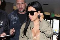 بالصور: كيم كارداشيان تلفت الانظار بثيابها المثيرة في المطار